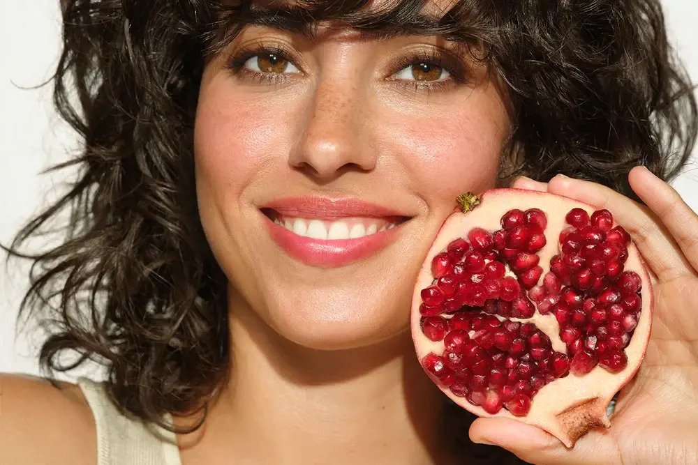 35 Yaş Sonrası Cildinizi Yeniden Canlandırmanın Sırrı: Nar Çekirdeği Yağı ve Maca Peptitleri ile Doğal Sıkılaştırıcı Bakım